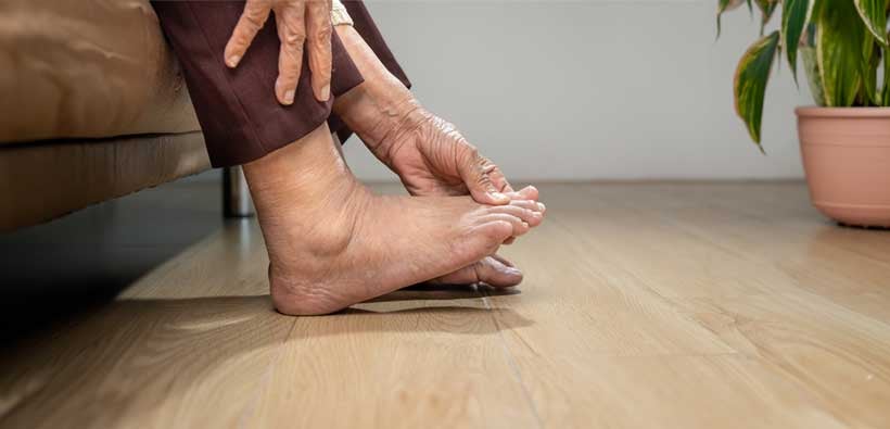 How to reduce swollen feet in elderly people