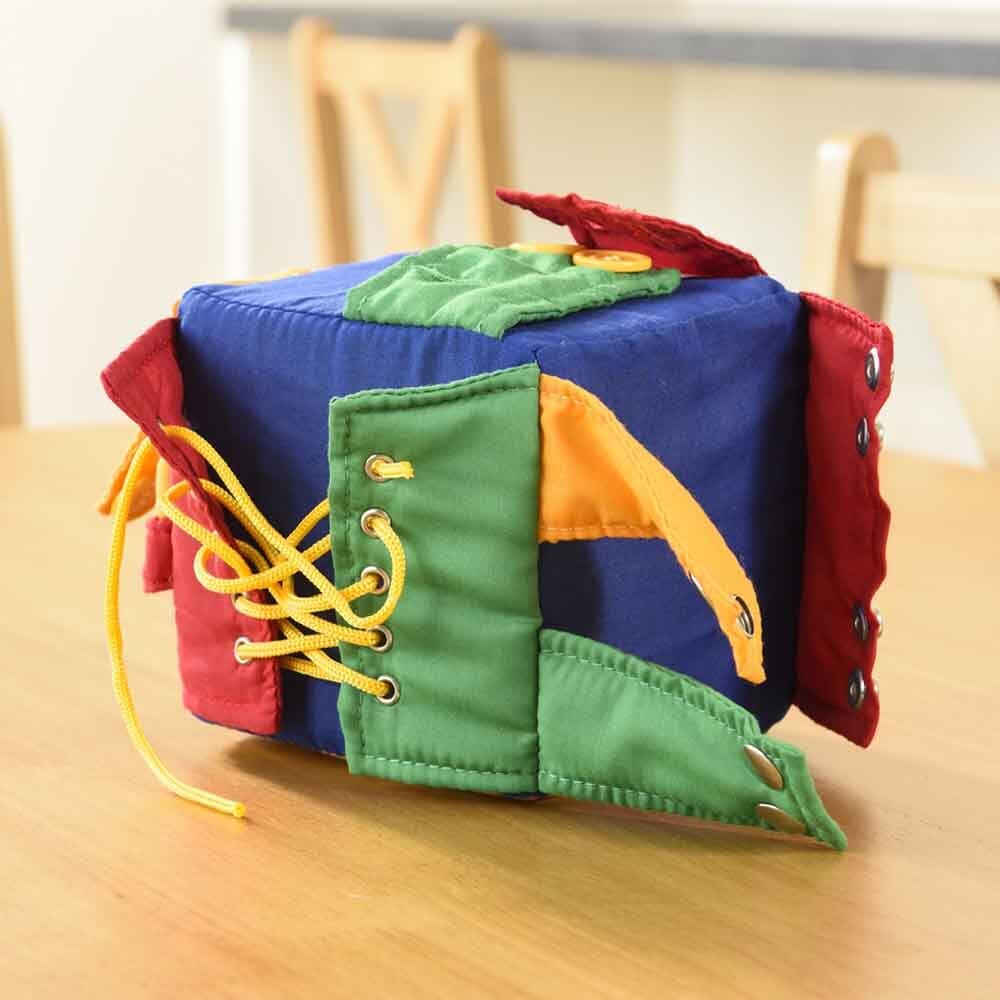 Diagram or packaging of Undo Me Mini Cube highlighting dimensions or features.